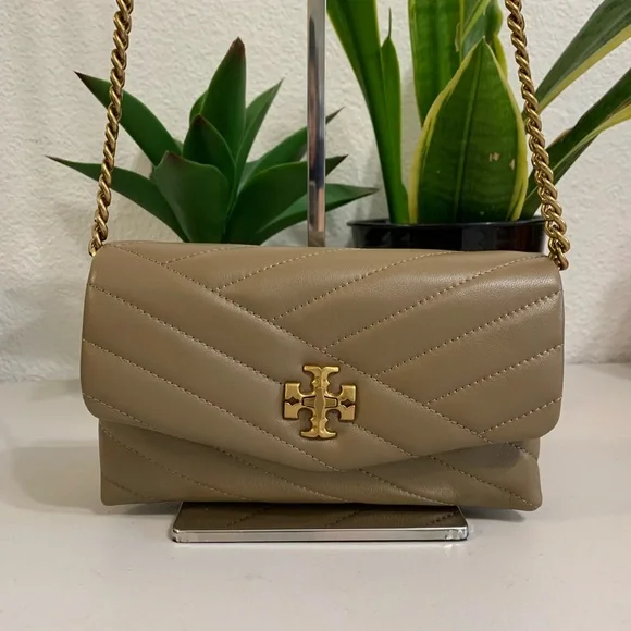 ππ TORY BURCH Kira Chevron Chain Wallet - Picture 2 of 13